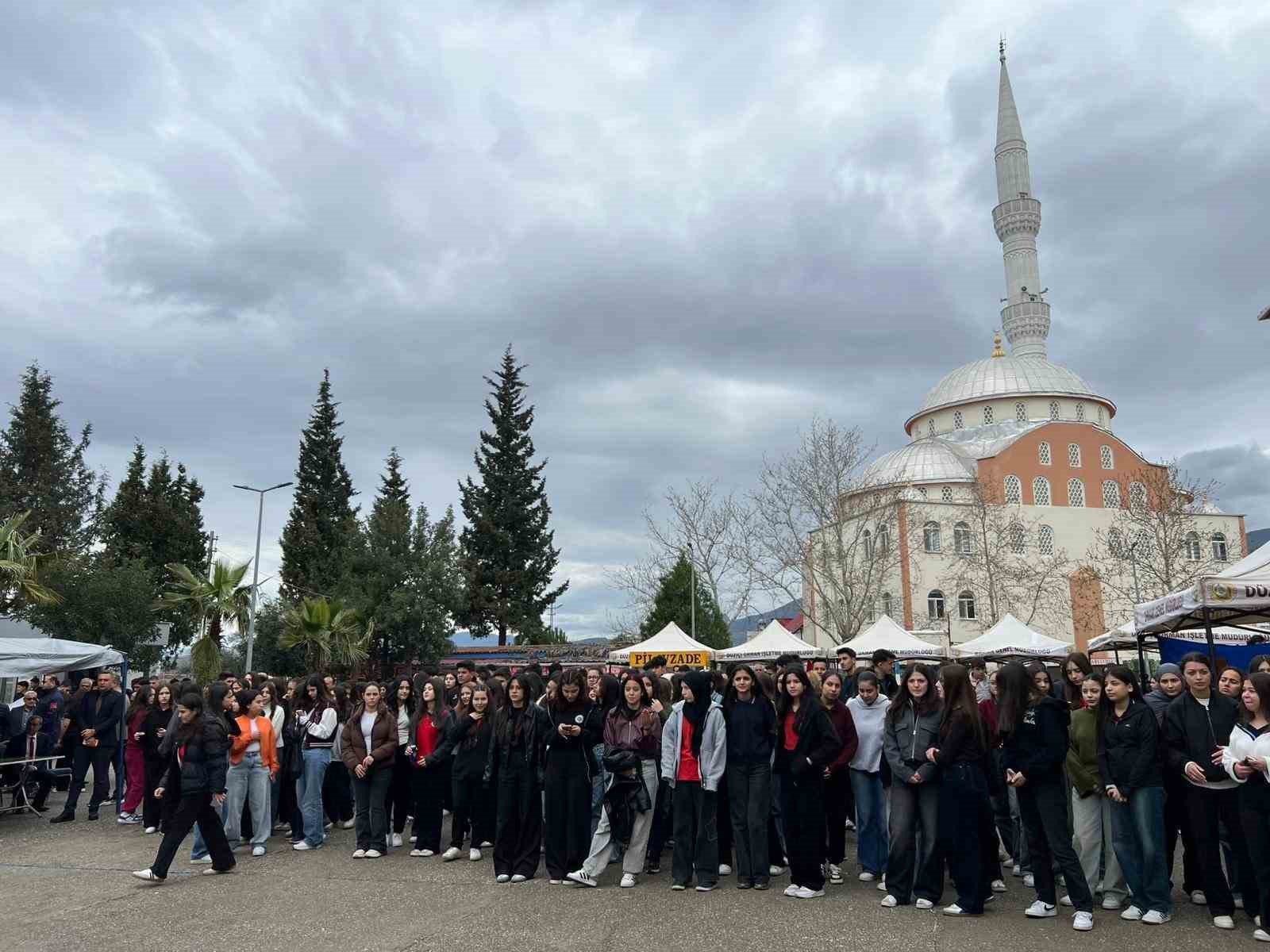 Osmaniye’de Nevruz’da hem eğlendiler hem yardım ettiler