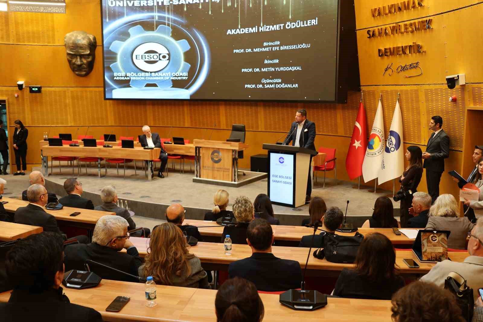 Sanayicilerden İzmir Ekonomi&rsquo;ye 5 &ouml;d&uuml;l
