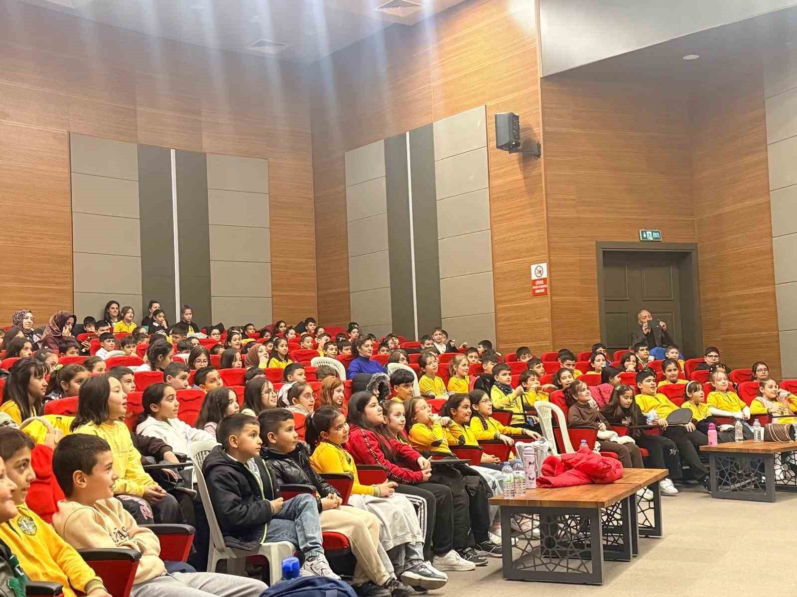 İlkokul &ouml;ğrencilerinin tiyatro coşkusu
