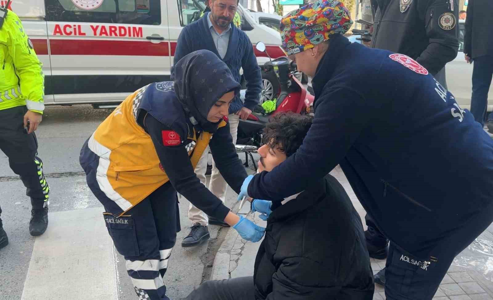 Otomobile &ccedil;arpmamak isterken d&uuml;şen motosiklet s&uuml;r&uuml;c&uuml;s&uuml; yaralandı

