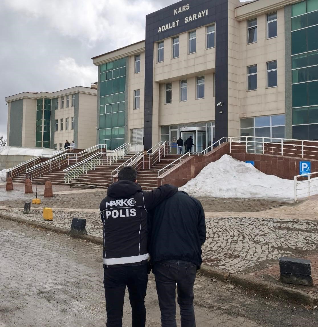 Kars&rsquo;ta narkotik operasyonu: Metamfetamin ele ge&ccedil;irildi, 1 kişi tutuklandı
