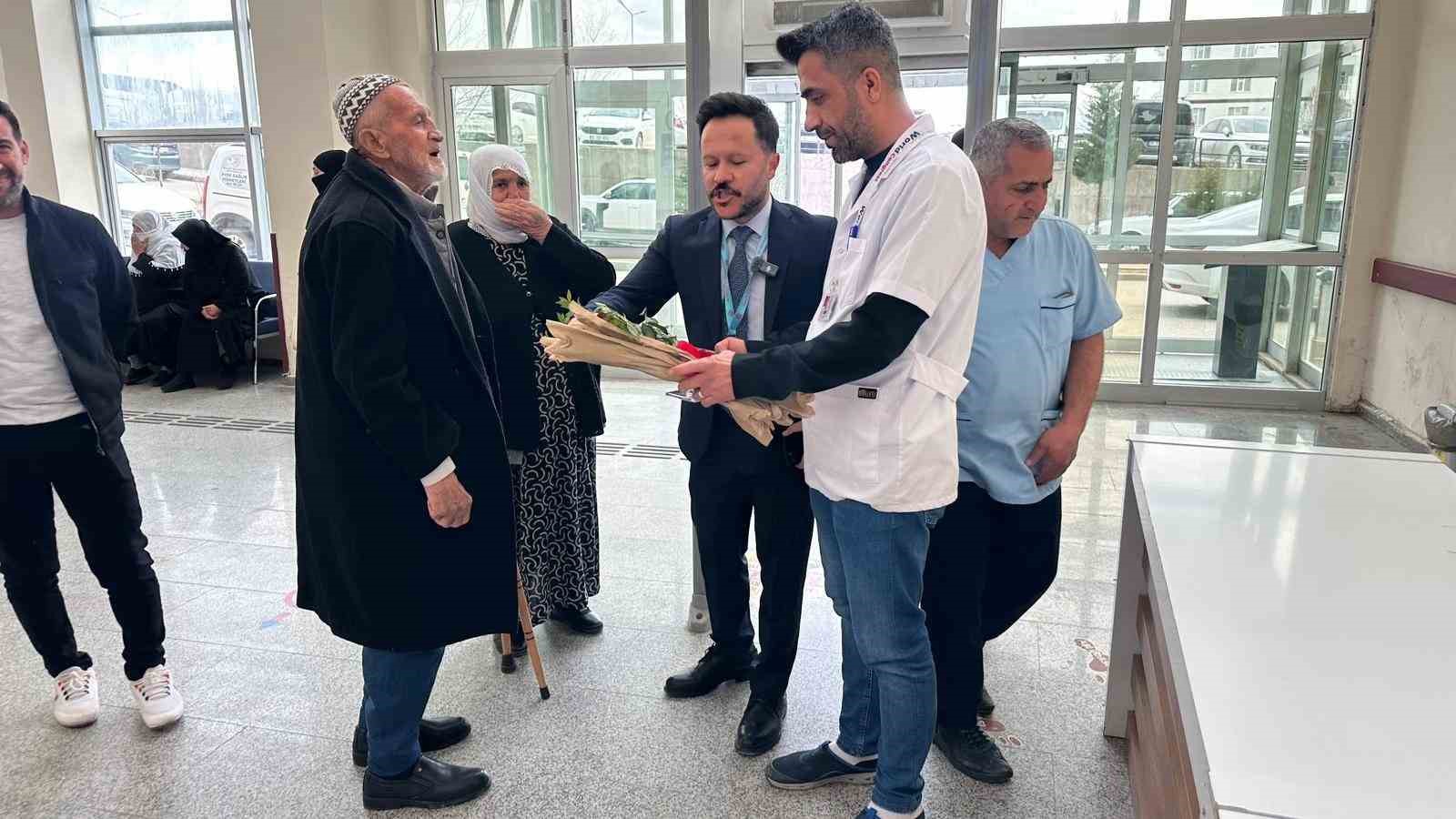 Silvan’da Yaşlılar Haftası’nda hastaneye gelen yaşlılar yalnız bırakılmadı