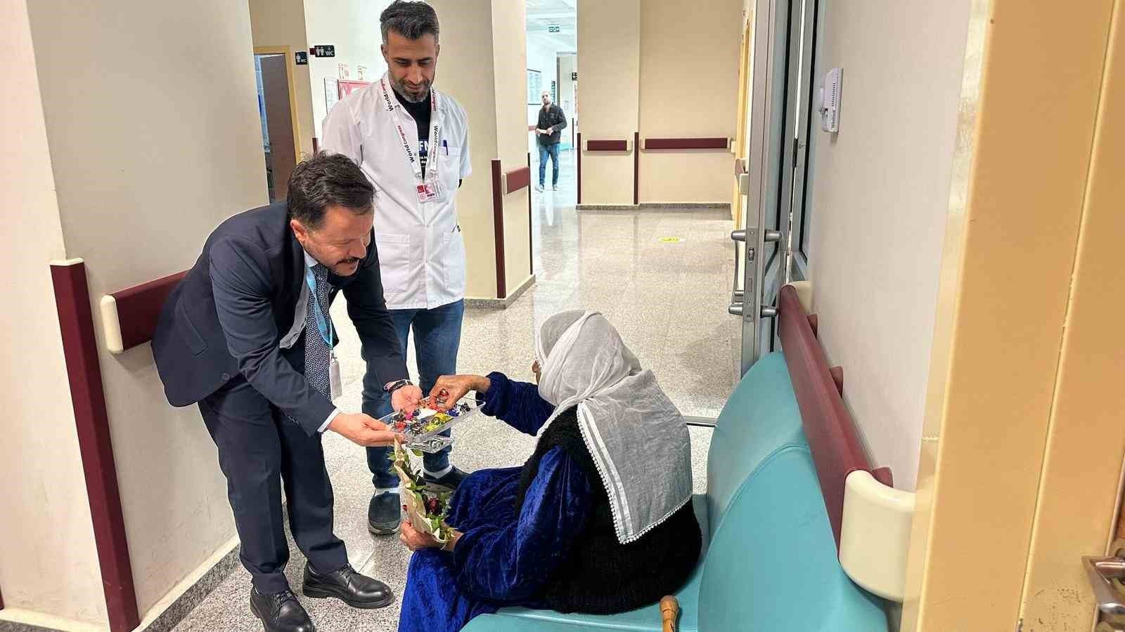 Silvan&rsquo;da Yaşlılar Haftası&rsquo;nda hastaneye gelen yaşlılar yalnız bırakılmadı
