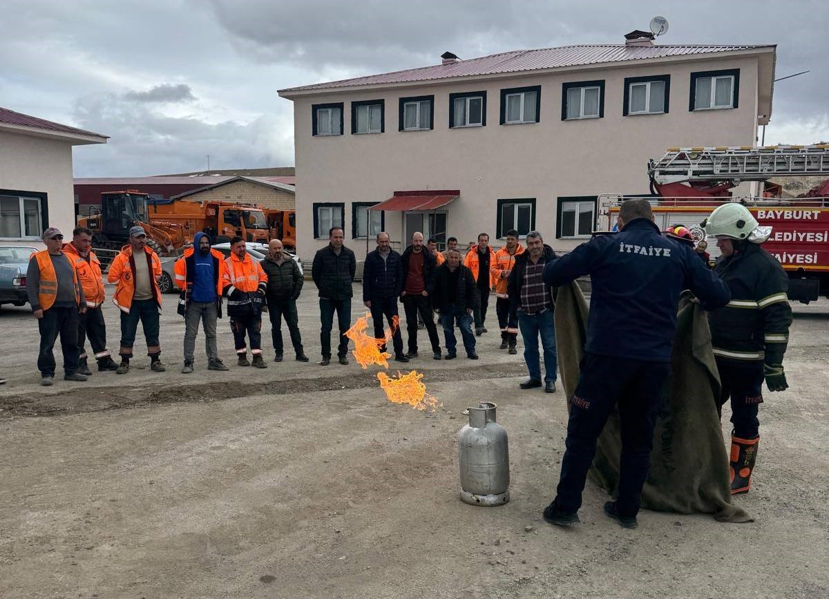 Bayburt’ta Karayolları personeli yangın eğitiminden geçti