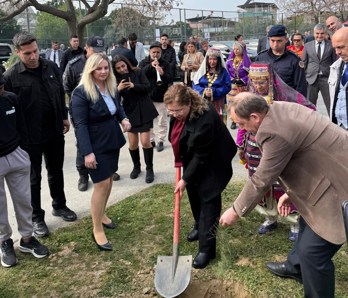 Germencik&rsquo;te hem fidan diktiler hem de dağıttılar
