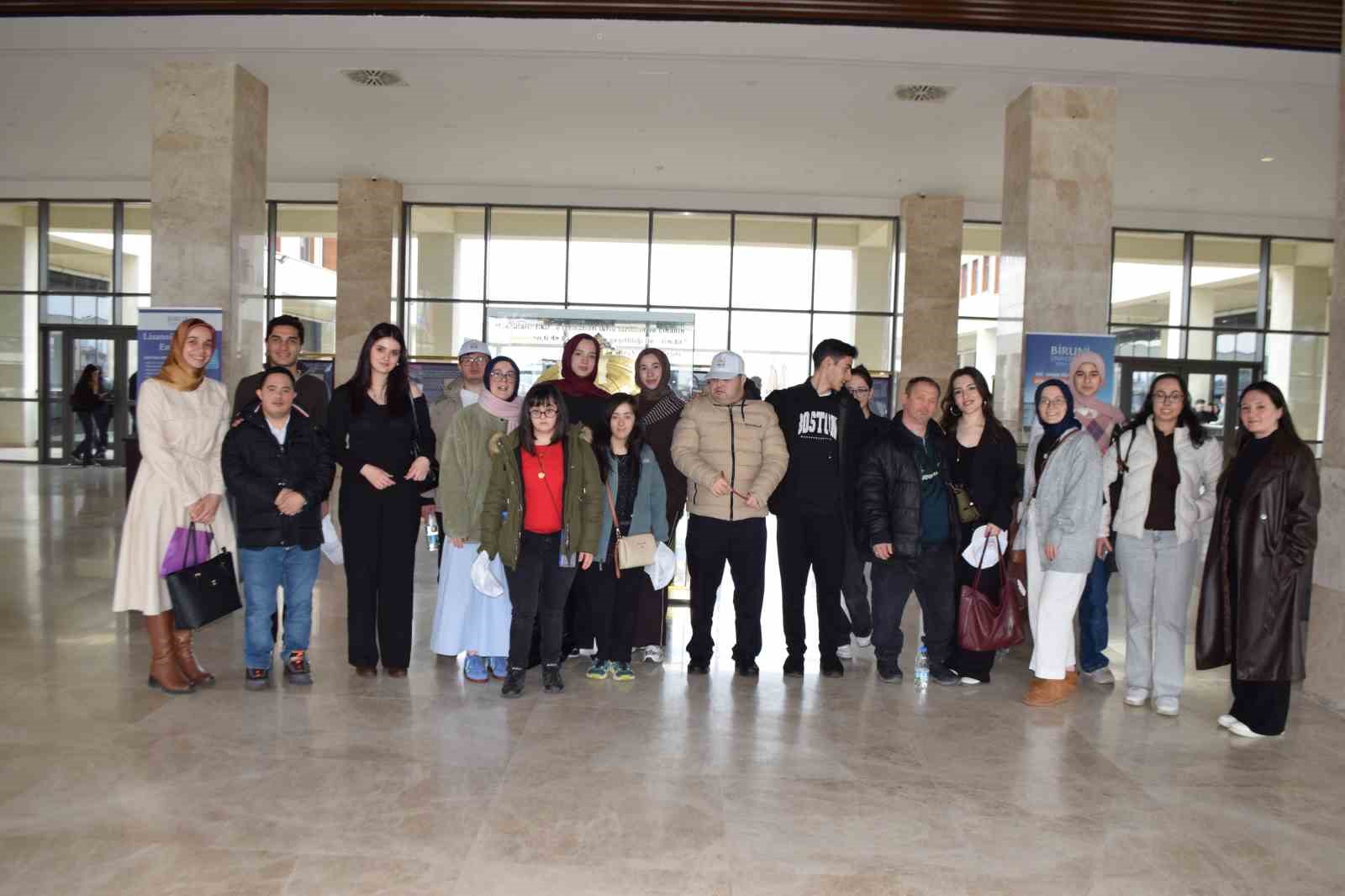 Down sendromu olan gen&ccedil;ler ergoterapi &ouml;ğrencileriyle kamp&uuml;s deneyimi yaşadı
