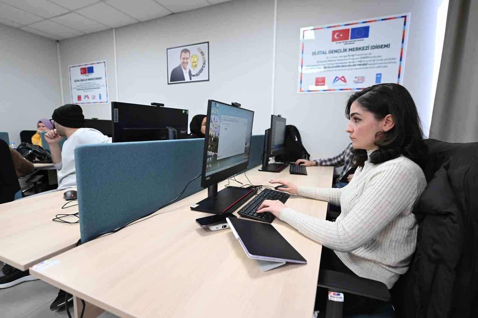 Mersin&rsquo;de gen&ccedil;lere yapay zeka ve veri analizi eğitimi
