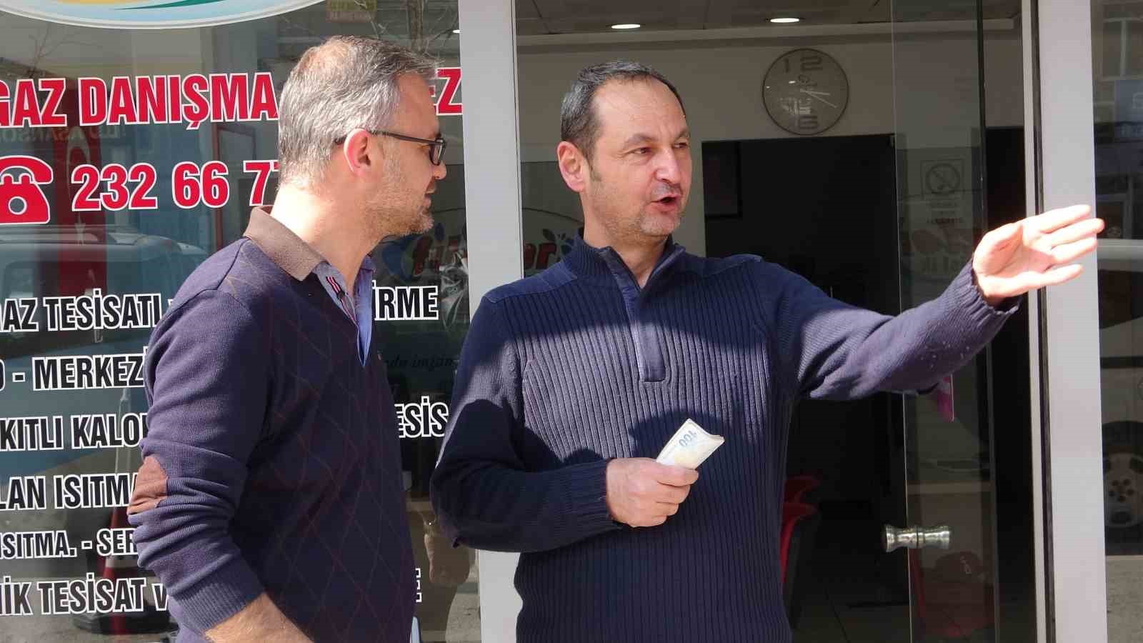 Yola savrulan parasını toplayan esnafı yapılan haberlerde görüp parasını teslim aldı