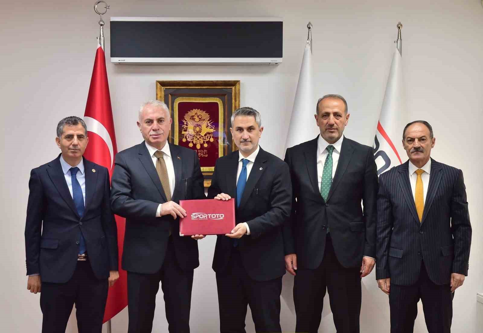 Bayburt&rsquo;a futbol sahaları ile tenis kortu yapılacak
