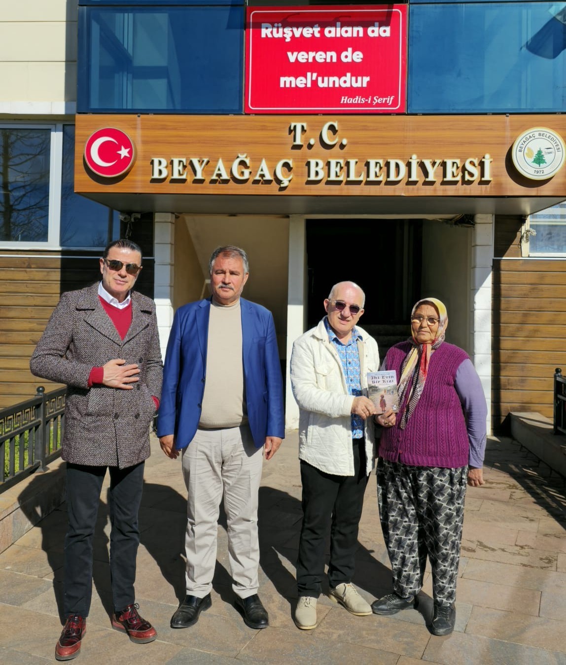 Başkan P&uuml;t&uuml;n&rsquo;den kitap yazan eşine anlamlı s&uuml;rpriz
