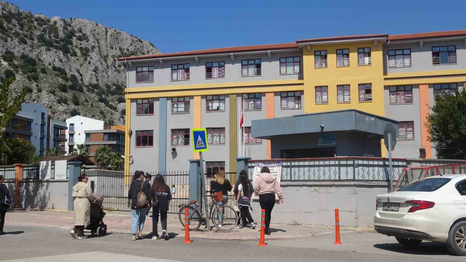 Veliler &ouml;ğrenciyi darp ettiği iddia edilen &ouml;ğretmene destek i&ccedil;in okul &ouml;n&uuml;nde toplandılar
