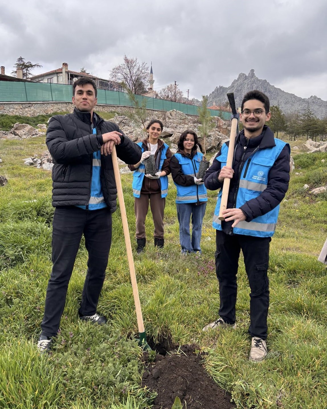 Sivrihisar Yurdu bah&ccedil;esinde fidanlar toprakla buluştu
