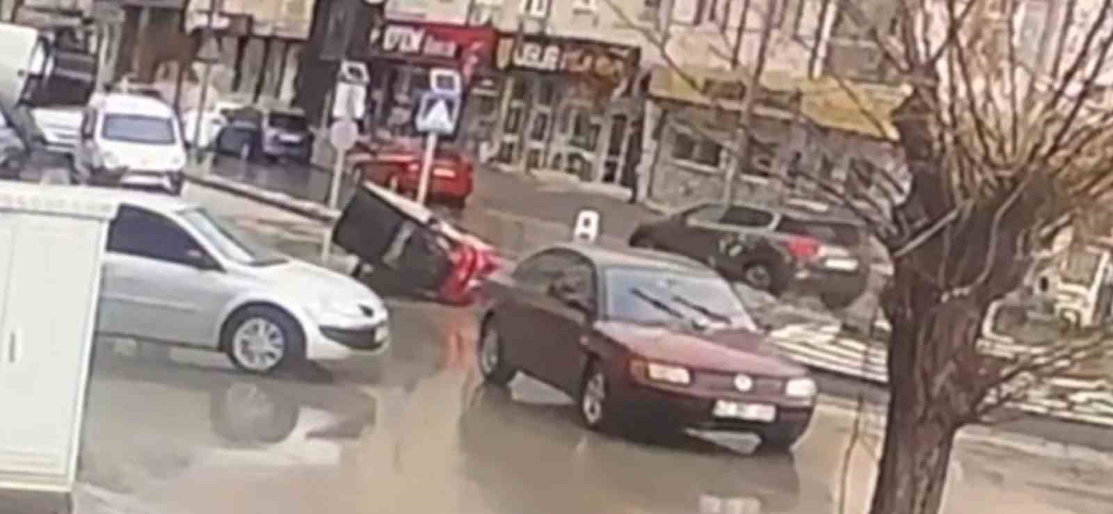 Otomobille &ccedil;arpışan &uuml;&ccedil; tekerlekli elektrikli bisiklet devrildi: 1 yaralı
