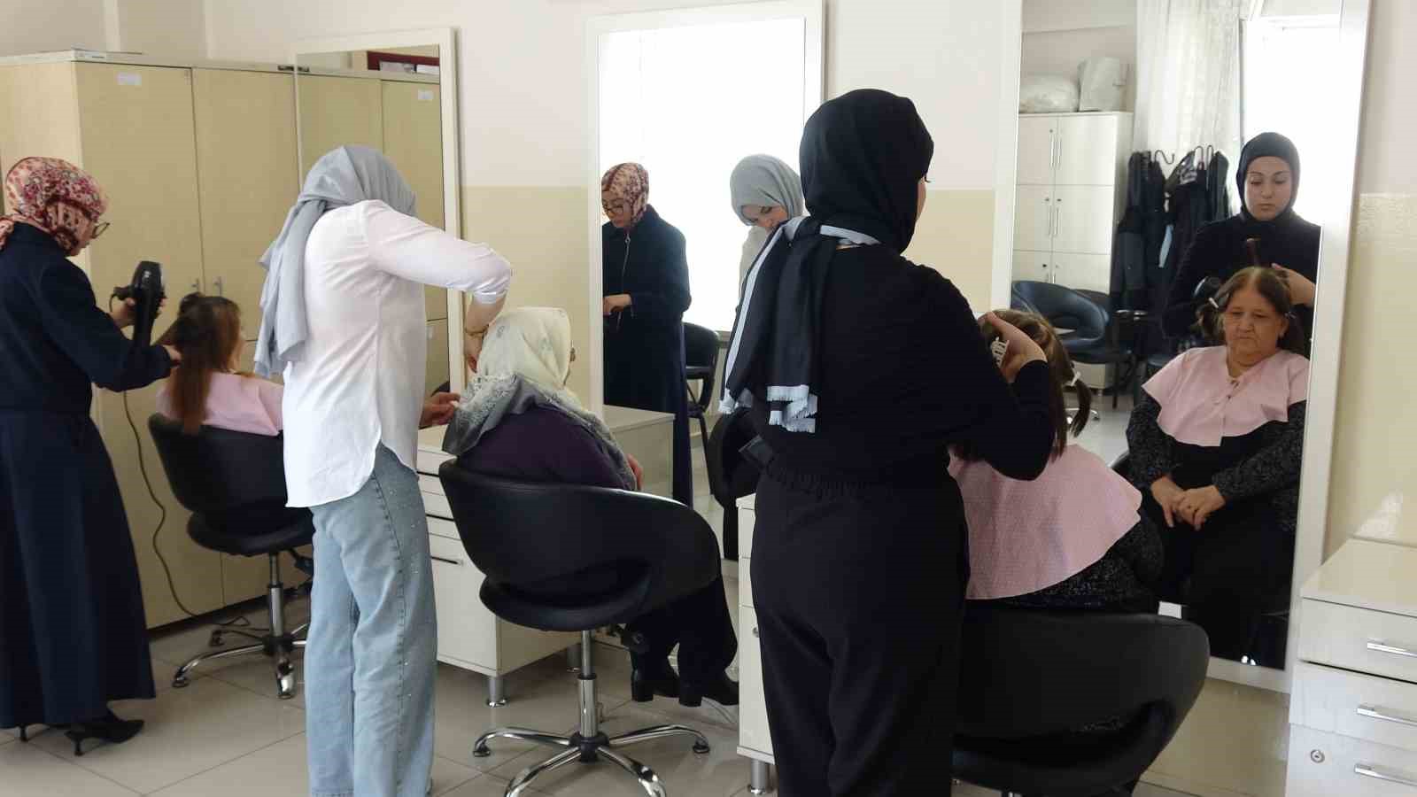 Yaşlılar hayatlarında ilk defa kuaförde bakım yaptırdı