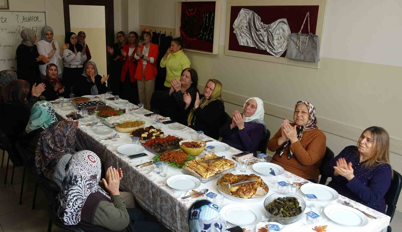 Yaşlılar hayatlarında ilk defa kuaförde bakım yaptırdı