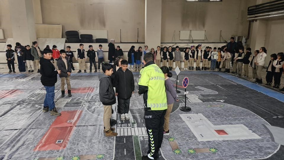Digor&rsquo;da &ouml;ğrencilere uygulamalı trafik eğitimi verildi
