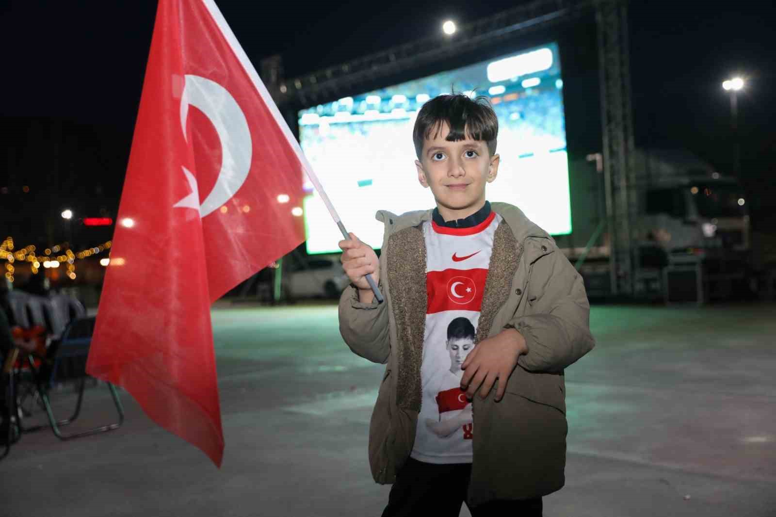 Bursa&rsquo;da dev ekranda milli coşku
