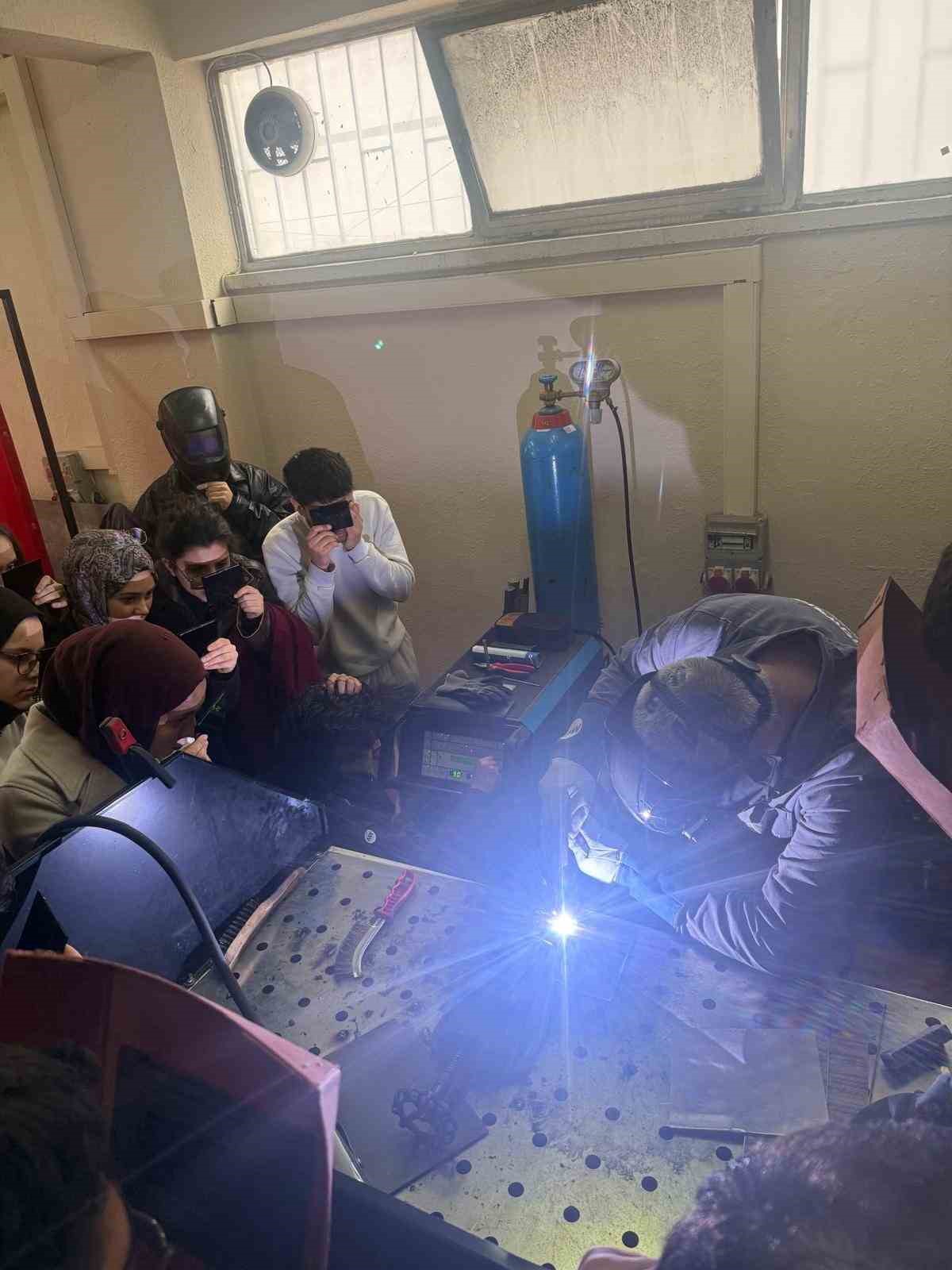 &Ouml;ğrencilerin mesleki gelişimine katkı
