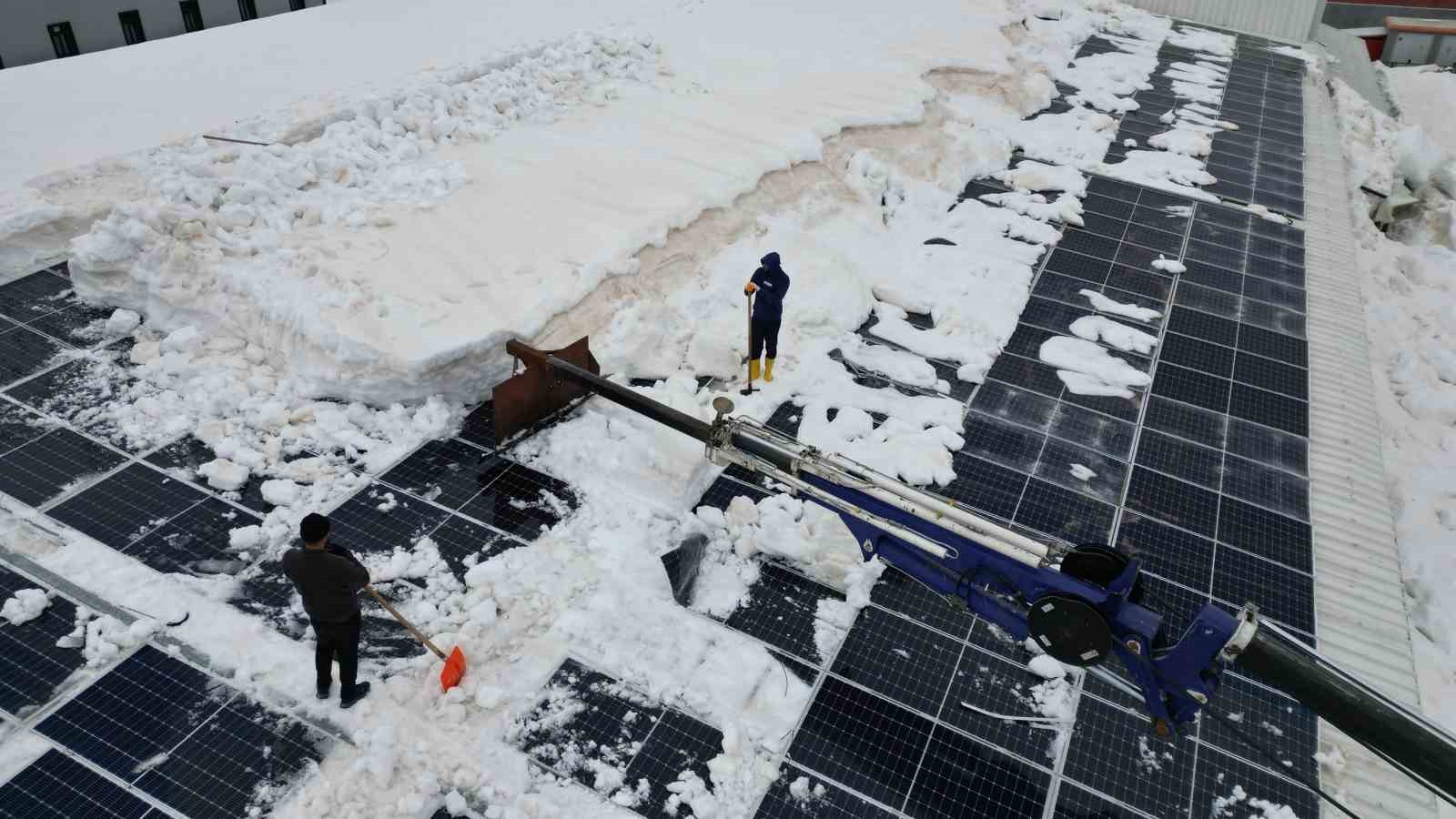 Bitlis OSB’deki çatıda kar yüküne karşı vinçli çözüm