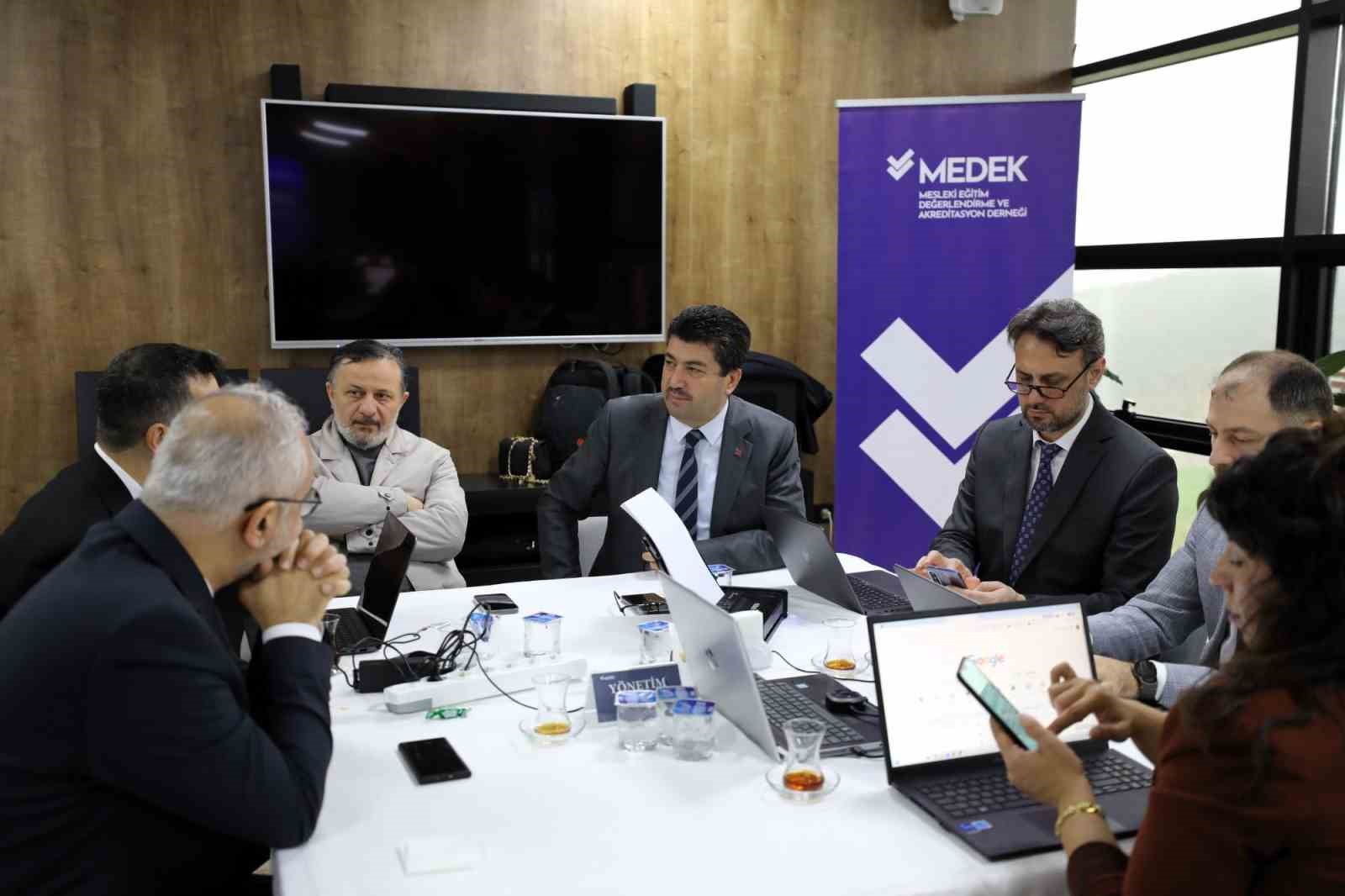 42 uzman ön lisansın geleceği için buluştu
