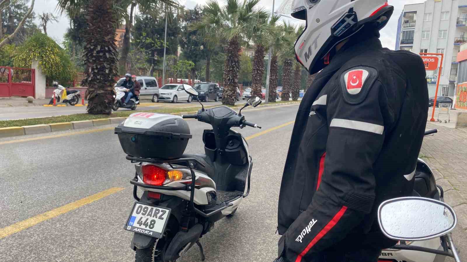 Yağmur nedeniyle ıslanan yolda kayan motosikletli yaralandı
