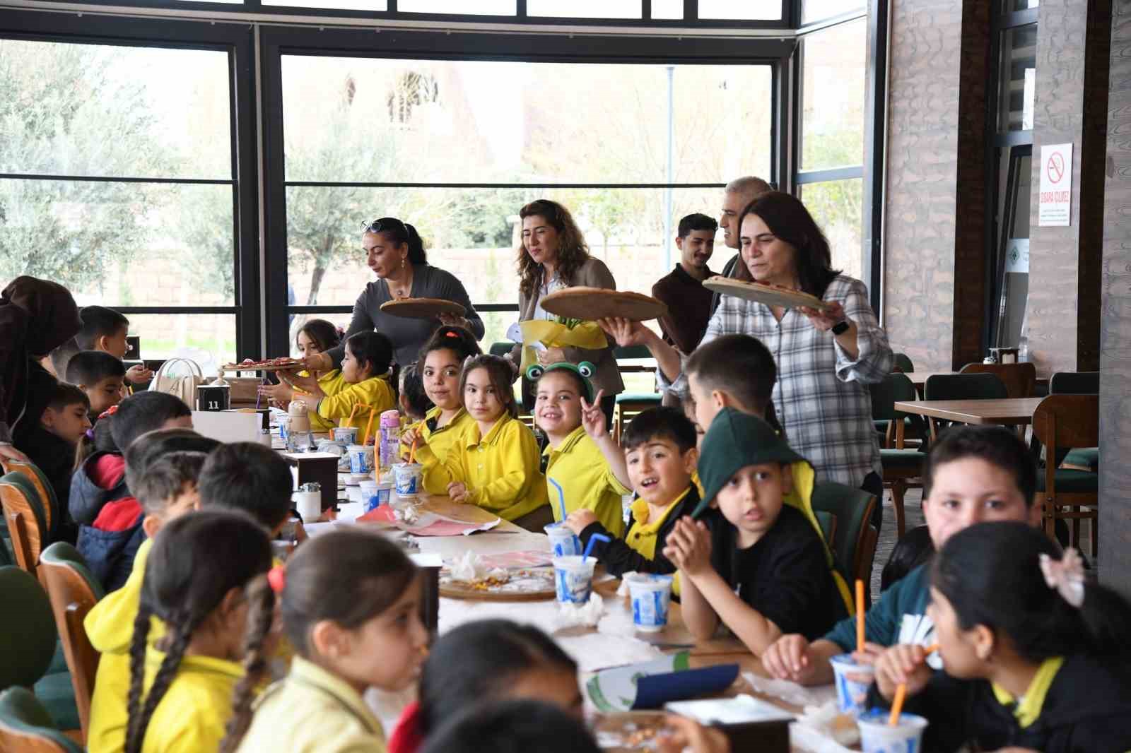 Osmaniye&rsquo;de "100 Atık Pile Bir Pizza" projesine miniklerden destek
