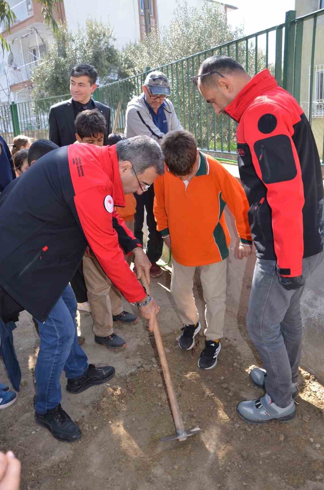 Manisa’da okul bahçeleri bağa dönüşüyor