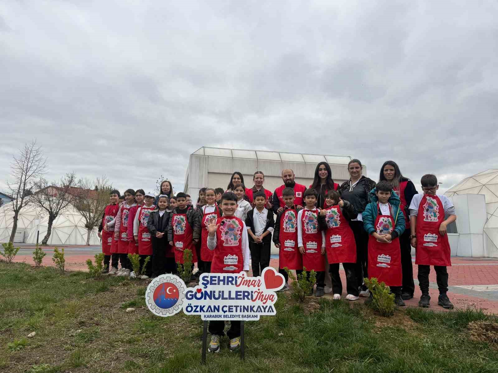 Karab&uuml;k&rsquo;te &ouml;ğrenciler hatıra fidanlarını toprakla buluşturdu
