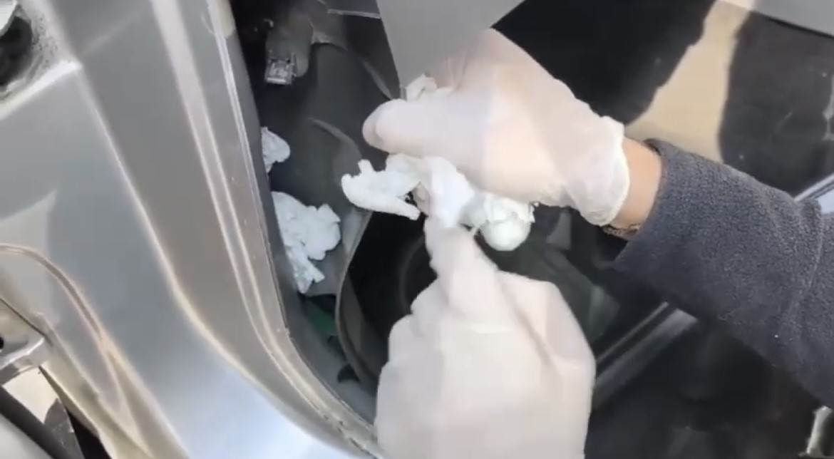 Bursa&rsquo;da film gibi operasyon, Islak mendilden, aracın zulasına&hellip; Hepsi tek tek &ccedil;ıktı
