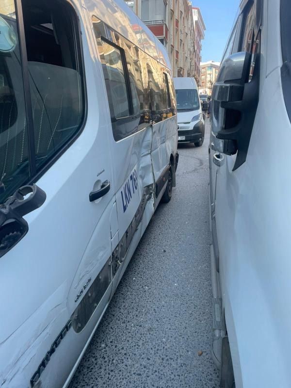 Esenyurt’ta içinde 16 öğrencinin bulunduğu servis minibüsünün freni boşaldı: O anlar kamerada