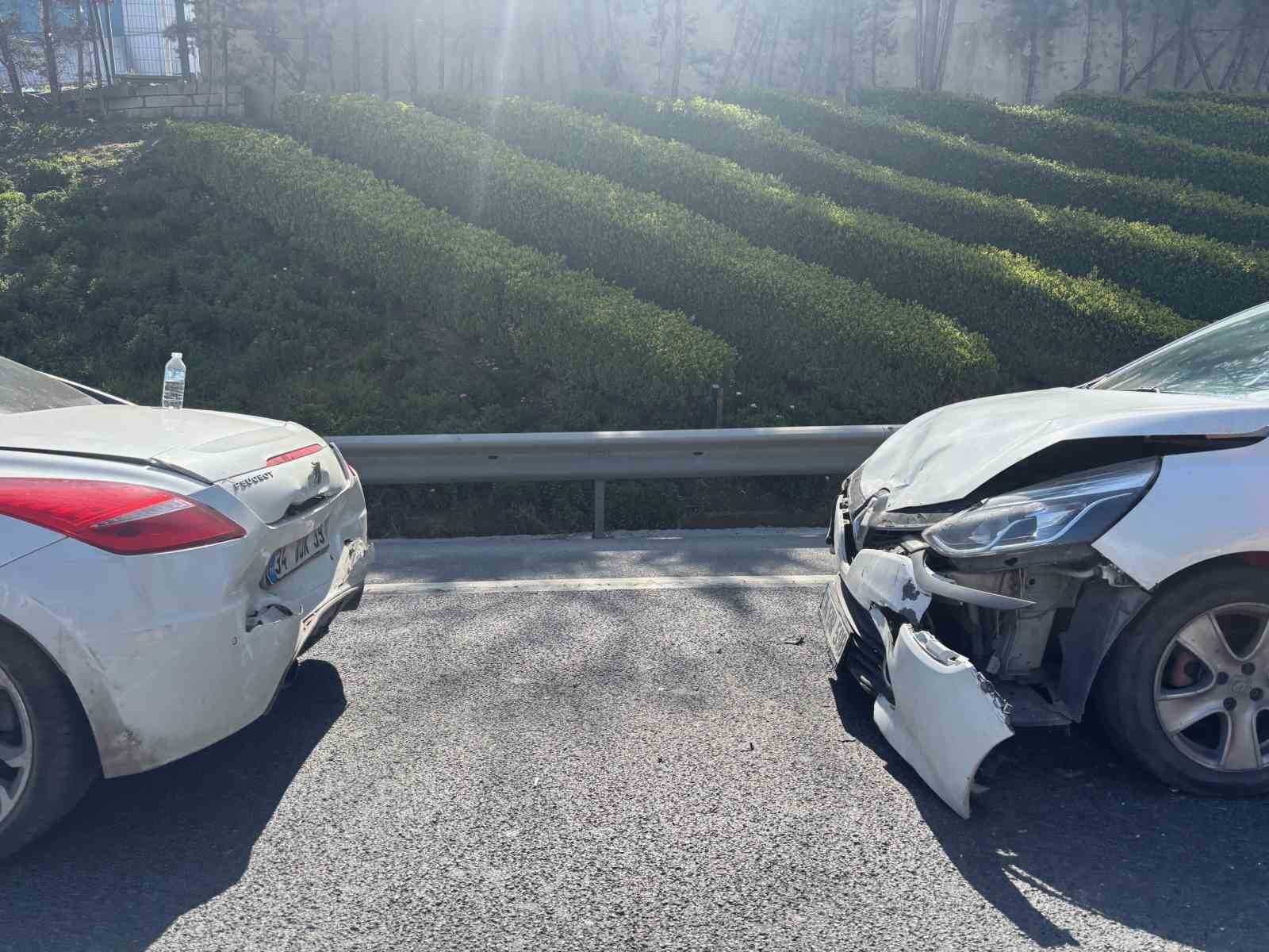 Yaralı s&uuml;r&uuml;c&uuml; ambulansa binmeyi reddetti, hastaneye taksiyle gitti
