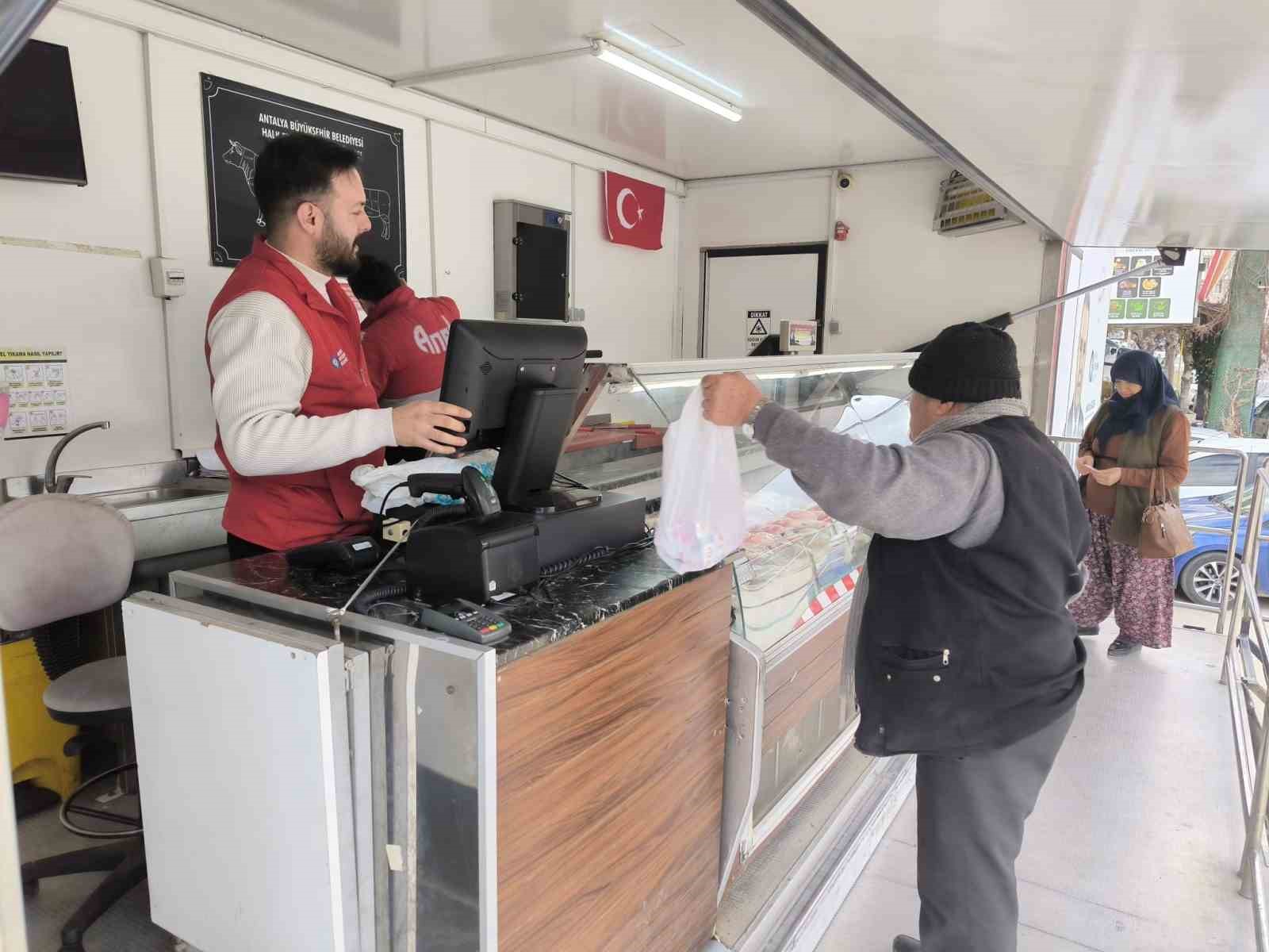 Halk Et Mobil Satış Tırı&rsquo;na il&ccedil;elerde yoğun ilgi
