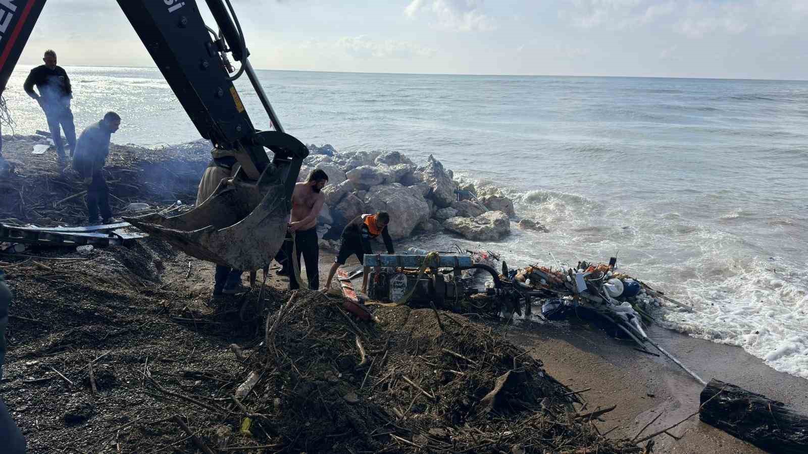 Kıyıya yanaşmak istedikleri tekne kayalıklara &ccedil;arpıp parampar&ccedil;a oldu
