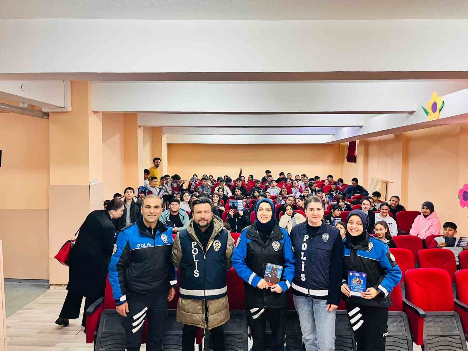 Kars&rsquo;ta &ouml;ğrencilere g&uuml;venlik eğitimi verildi
