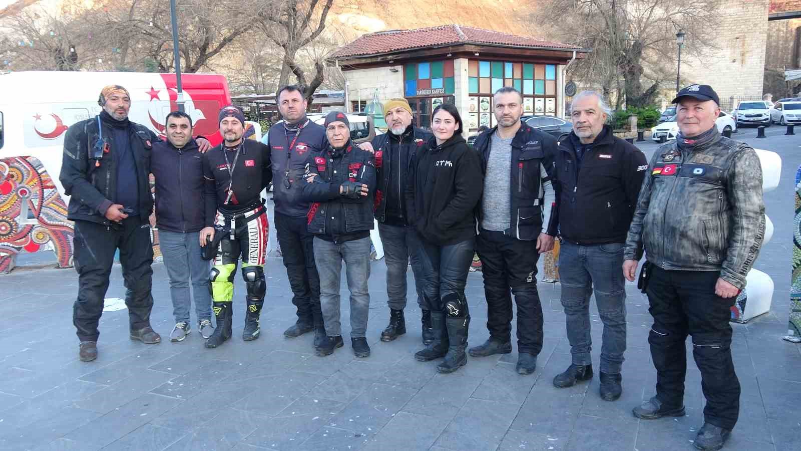 Kutsal toprak sevgisi zorluk tanımadı, motosiklet tutkunları iki teker &uuml;zerinde umre yolculuğuna &ccedil;ıktı
