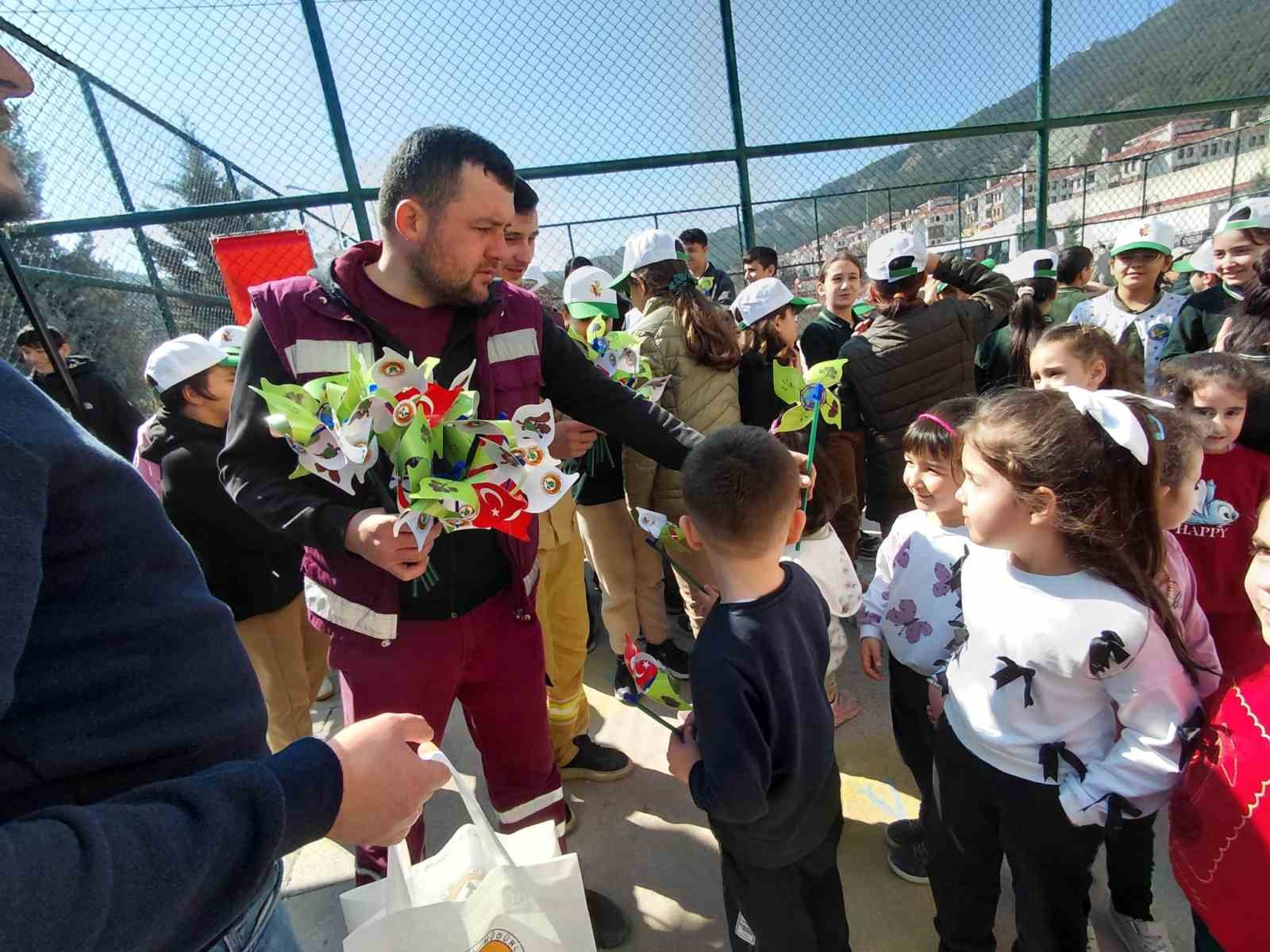 Bolu&rsquo;da ilkokul &ouml;ğrencileri fidan dikti
