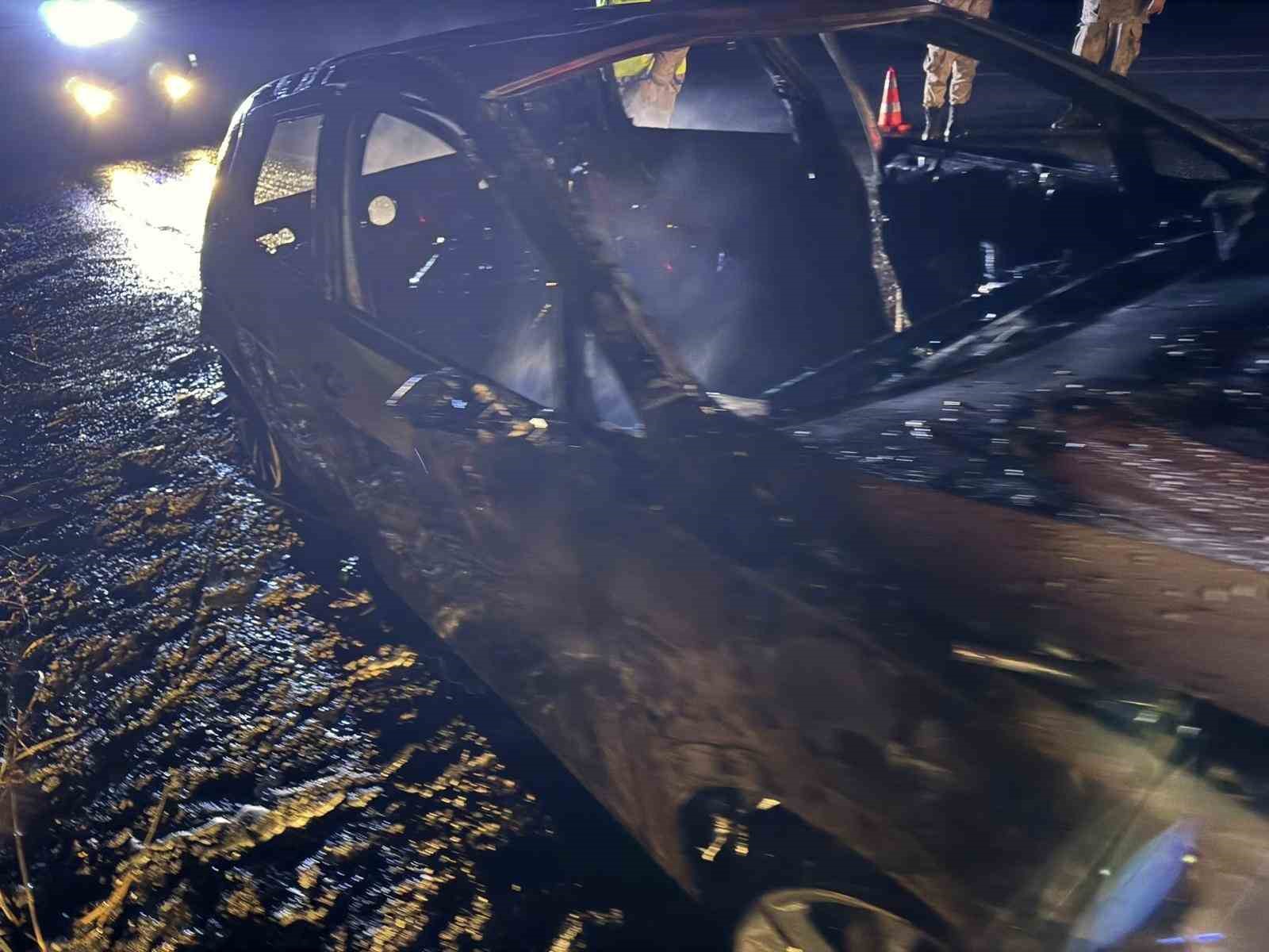 Van&rsquo;da seyir halindeki otomobil yandı
