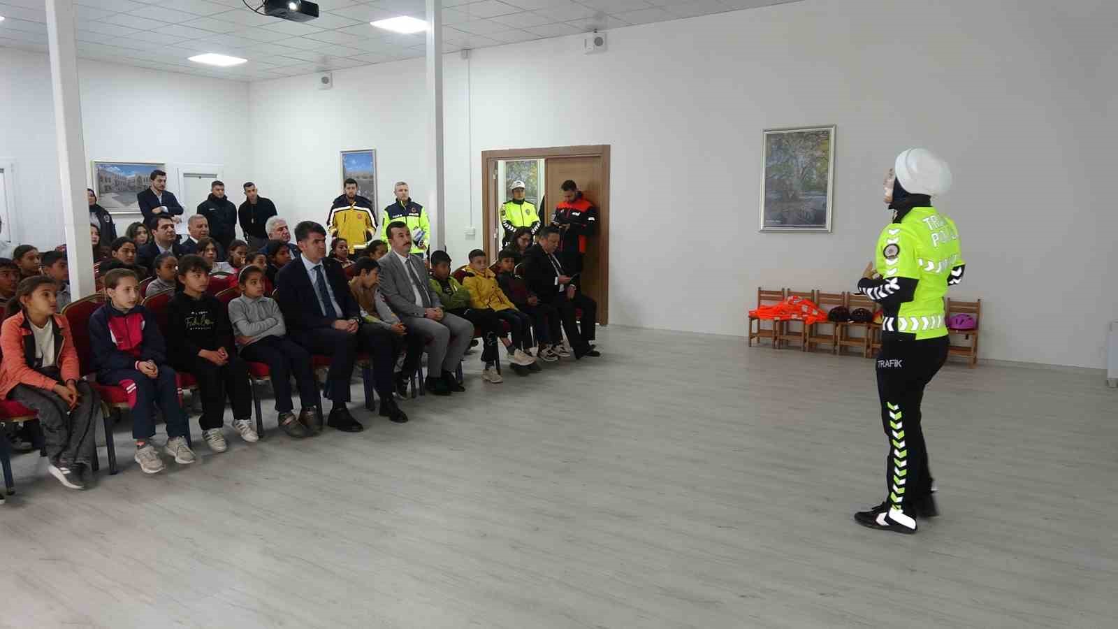 Kilis’te öğrenciler trafik parkında direksiyon başına geçti