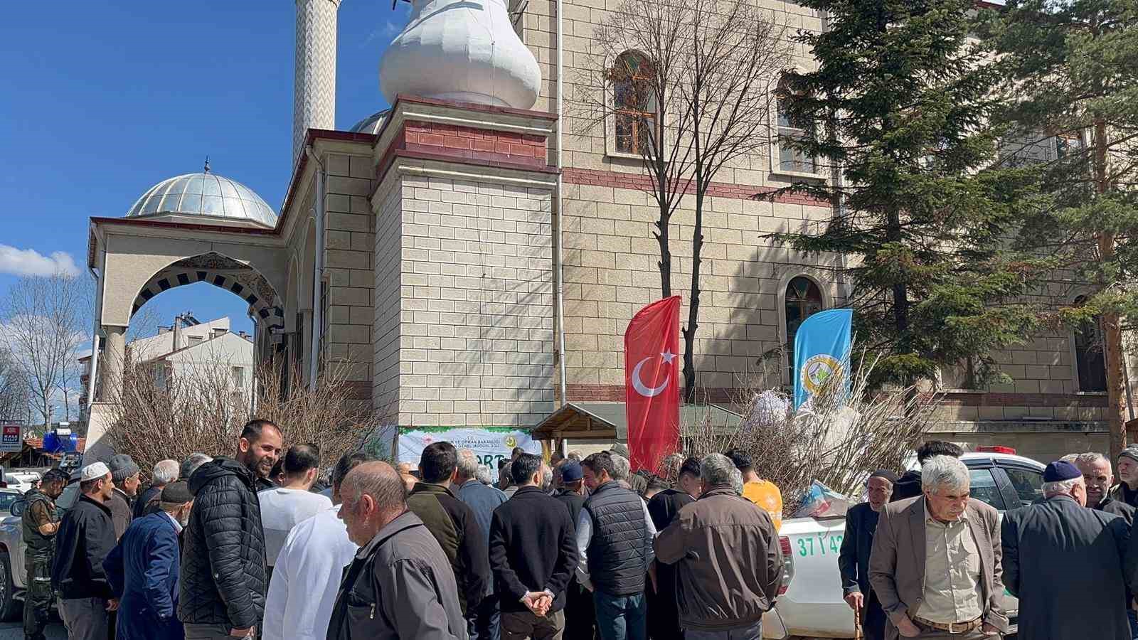 Cami &ouml;n&uuml;nde dağıtılan 2 bin fidan dakikalar i&ccedil;erisinde t&uuml;kendi
