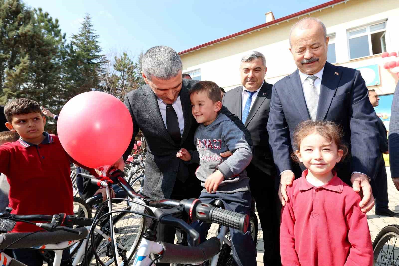 &Ouml;ğrenciler hediyelerini protokol &uuml;yelerinden aldı
