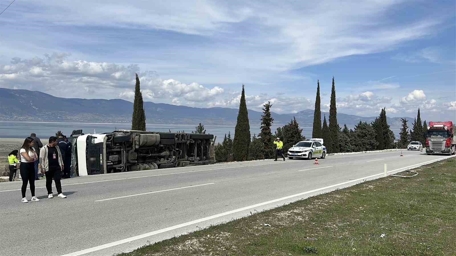 Alkoll&uuml; s&uuml;r&uuml;c&uuml;n&uuml;n kullandığı tır yan yattı: 1 yaralı
