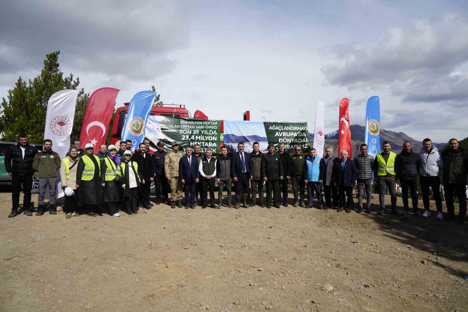 G&uuml;m&uuml;şhane&rsquo;de fidanlar toprakla buluştu
