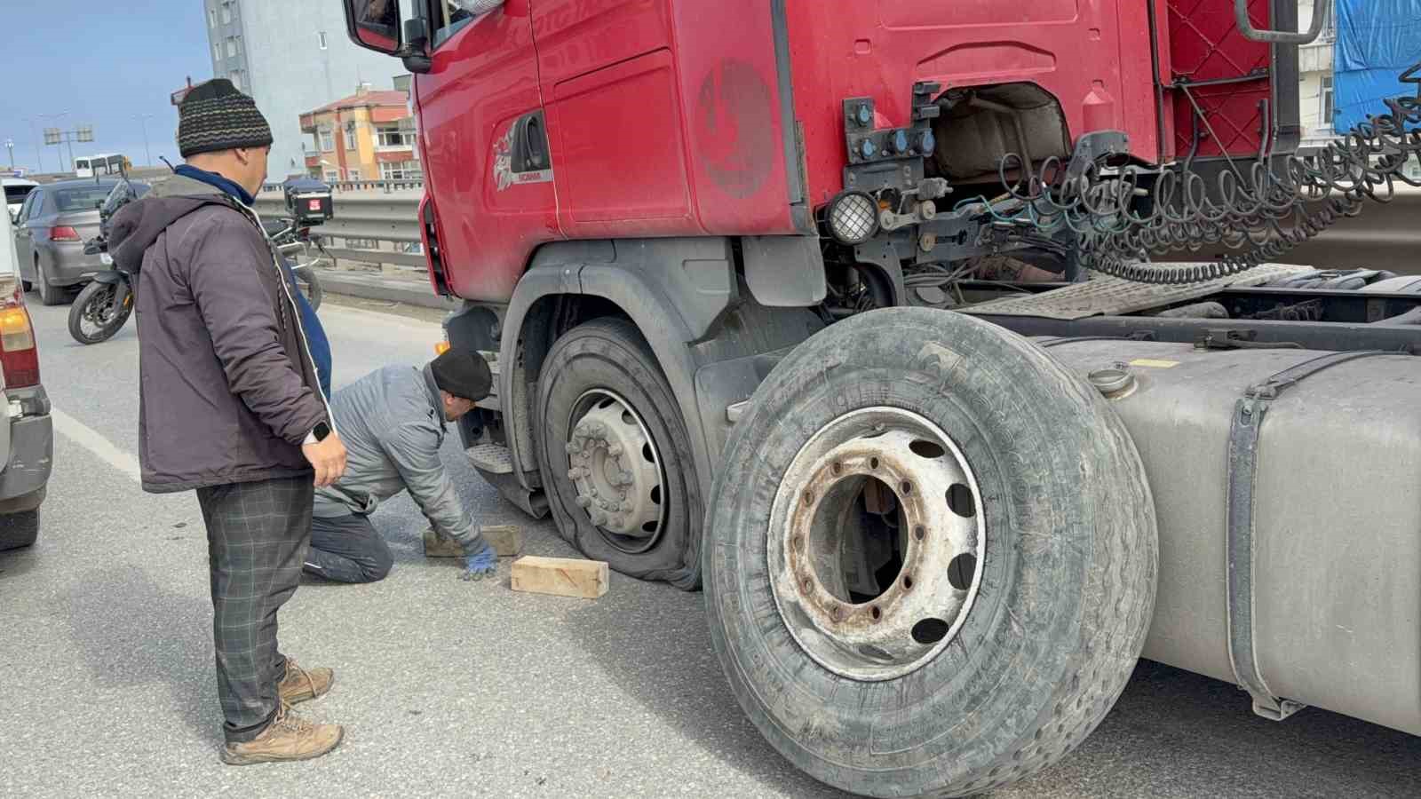 Samsun&rsquo;da tır tıra arkadan &ccedil;arptı
