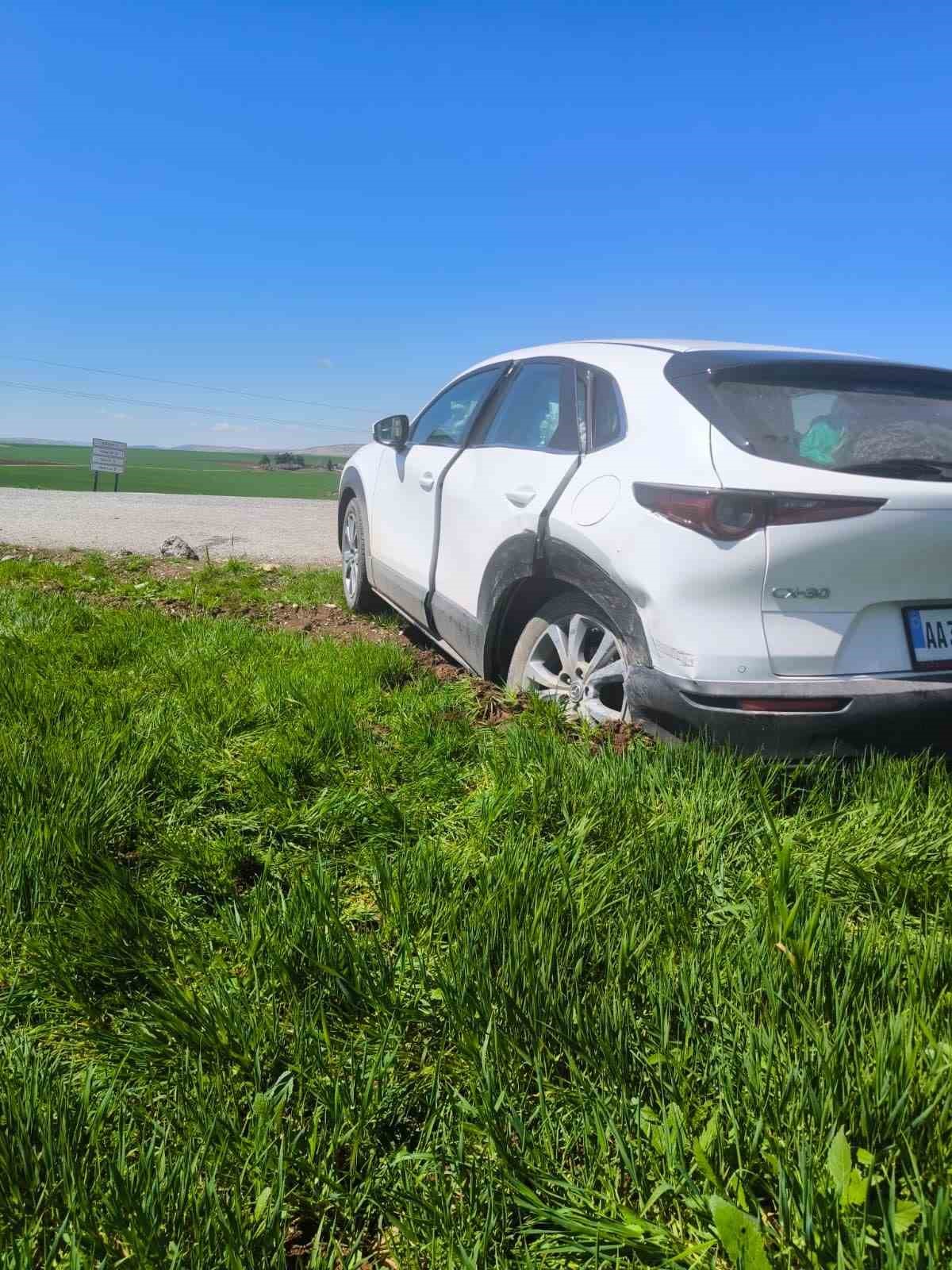 Hafif ticari ile otomobil &ccedil;arpıştı: 2 yaralı
