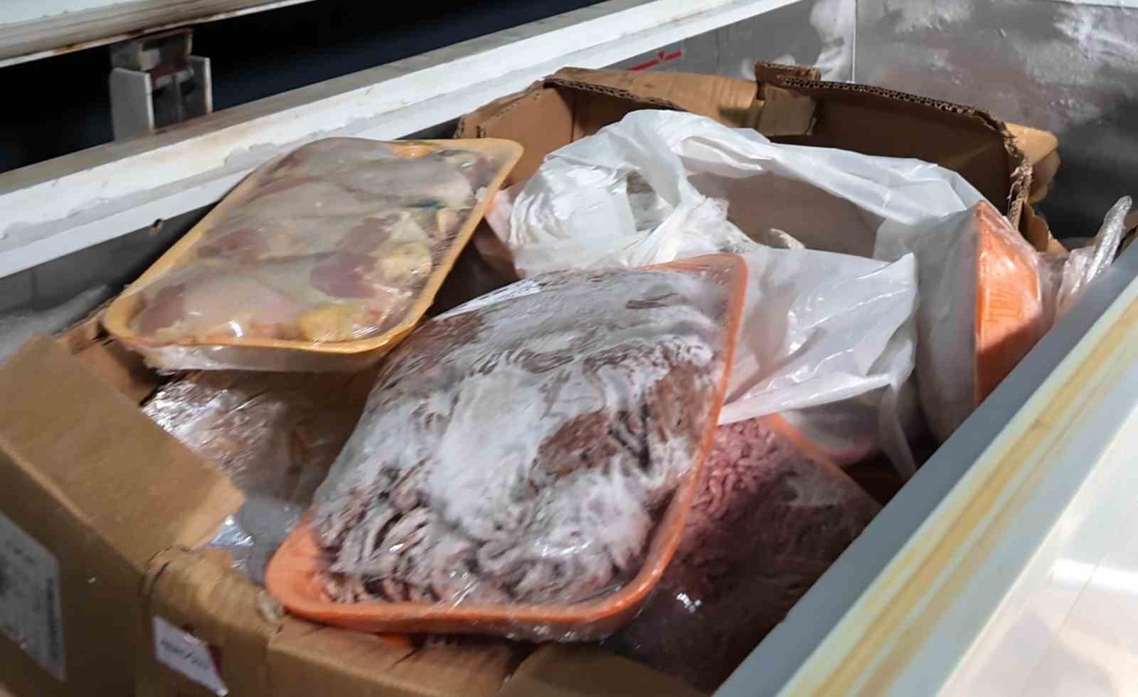 Baskın yapılan kasaptan mide bulandıran k&uuml;fl&uuml; ve bozuk etler &ccedil;ıktı
