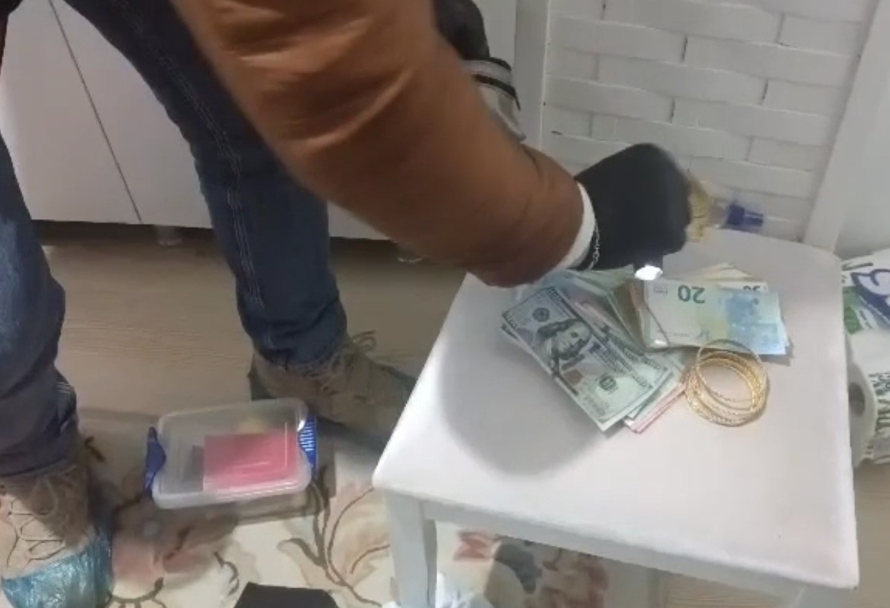Polis, &rsquo;r&uuml;şvet dolarları&rsquo;nı ele ge&ccedil;irdi
