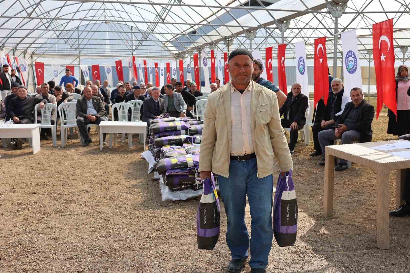 &Ccedil;ift&ccedil;ilere yonca tohumu desteği
