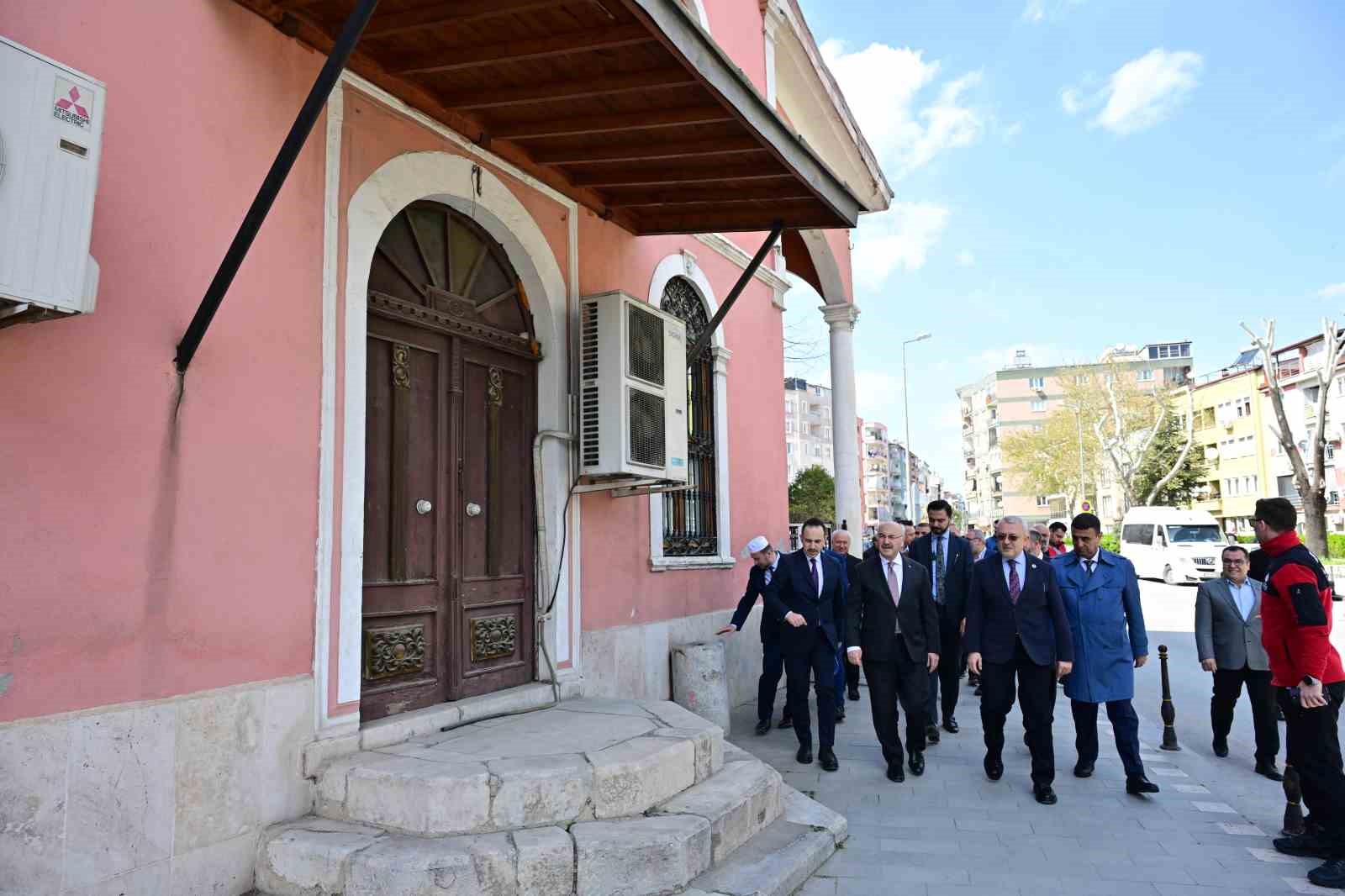 Vali K&ouml;şger, Kayalık Camisinde incelemelerde bulundu
