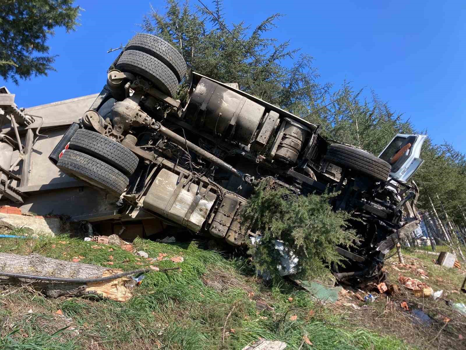 Çay yüklü tır devrildi: 1 yaralı