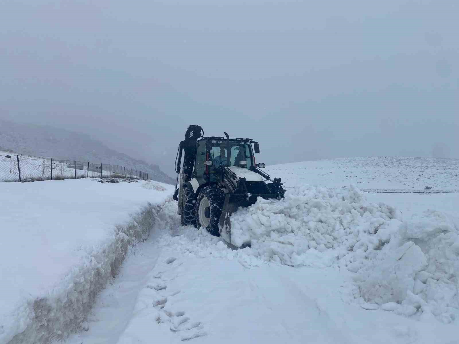 Iğdır&rsquo;da karla m&uuml;cadele seferberliği: Kapanan k&ouml;y yolları yeniden a&ccedil;ıldı
